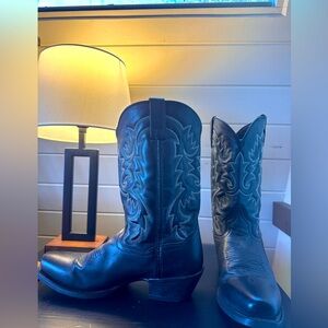 Cowboy boots wore once for a wedding. Practically new. 9D